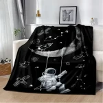 Barnfilt med rymdmotiv, astronauter, stjärnor och planeter, perfekt för ett vetenskapligt eller rymdtema i barnrummet.