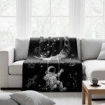 Dekorativt tyg med mönster av astronaut och rymd, perfekt för att försköna ditt vardagsrum eller sovrum med ett rymdtema.