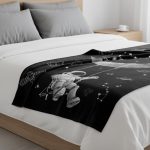 Sängöverkast med mönster av astronaut och konstellation, perfekt för rymd- och vetenskapsentusiaster. Originaldekoration för ett rymd- eller vetenskapstema.