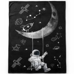 Dekorativ matta med en astronaut i tyngdlöshet, månen och kosmiska element, perfekt för ett vetenskapligt eller rymdtema.