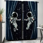 Fönsterdekoration med två astronauter som svävar i rymden, omgivna av stjärnor och galaxer, perfekt för ett barnrum eller ett lekfullt utrymme.