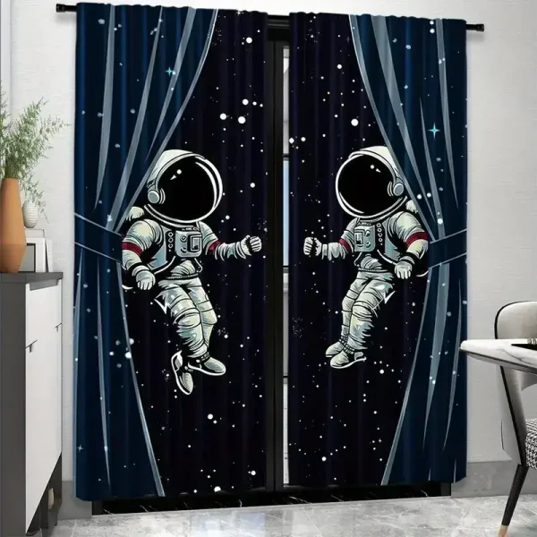 Fönsterdekoration med två astronauter som svävar i rymden, omgivna av stjärnor och galaxer, perfekt för ett barnrum eller ett lekfullt utrymme.