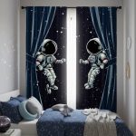 Sovrums gardiner med svävande astronauter i rymden, kosmisk dekoration för en lekfull och fantasifull atmosfär.