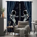 Väggtyg med två astronauter i rymddräkt som svävar i rymden, perfekt för en tematisk vetenskaplig eller rymdinredning.