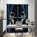Gardiner med två astronauter som svävar i det stjärniga rymden, vilket ger en vetenskaplig och lekfull touch till inredningen.