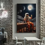 Astronaut i dräkt i en rymdmiljö med planeter och måne i bakgrunden.