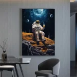 Illustration av en astronaut i rymddräkt som sitter på en månlandskap, håller en dryck, med en stjärnklar himmel, jorden och månen i bakgrunden.