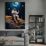 Astronaut i rymddräkt sitter på en klippig yta, håller en flaska, med en vy av månen och planeter i bakgrunden, i en konstnärlig stil.
