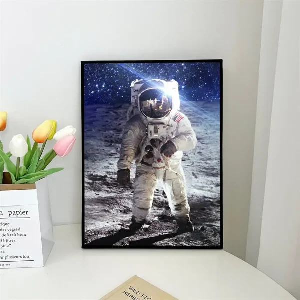 Foto av en astronaut på månen i en dekorativ ram.