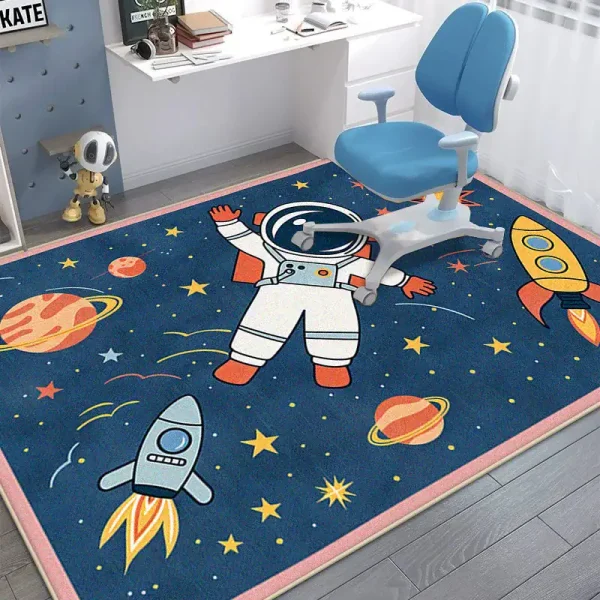 Barnrumsmatta med rymdtema med astronauter, planeter och raketer, idealisk för lekfull och pedagogisk dekoration i ett barnrum.