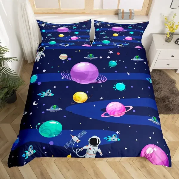 Sängklädesuppsättning med planet- och astronautmotiv.