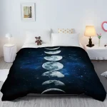 Överkast med mönster av månens faser i rymden, dekorativt och originellt, perfekt för ett rum med kosmiskt eller vetenskapligt tema.