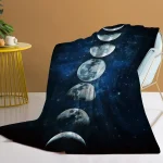 Dekorativt tyg med mönster av månens faser, idealiskt för inredning eller kreativa projekt relaterade till astronomi.