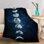Filt med mönster av månens faser och stjärnklar himmel, idealisk för inredning eller som tillbehör för astronomientusiaster.
