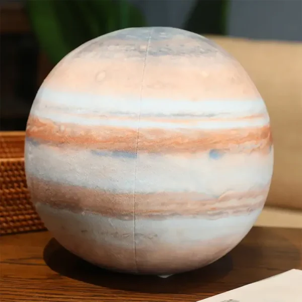 Jupiter i dekorativ modell, som representerar den berömda gasplaneten med sina färgade band och stora röda fläcken, idealisk för vetenskaplig eller utbildande dekoration.
