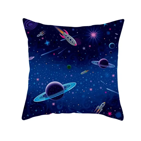 Kudde med galax- och planeter-mönster, idealisk för inredning eller för astronomientusiaster. Färgglad design som föreställer rymden med planeter, stjärnor och raketer.