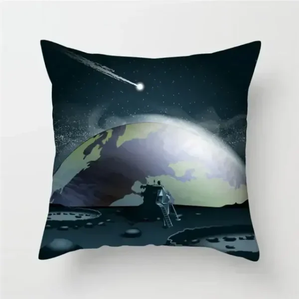 Kudde som illustrerar en rymdscen med jorden, en komet och en rymdstation i en stjärnklar himmel. Perfekt för astronomi- och vetenskapsälskare.
