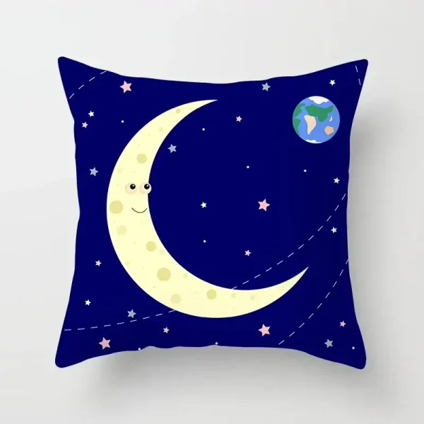 Dekorativ kudde med mönster av en leende måne och planeten Jorden i en mörkblå stjärnklar himmel. Perfekt för en vetenskaplig eller barnvänlig inredning.