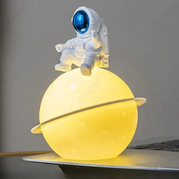 Astronautdräkt med lysande planet och figur, original vetenskaplig dekoration för ett rymdtema.