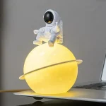 Dekorativt objekt med astronaut på lysande planet.