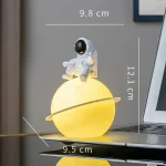 Dekorativ lampa i form av en planet med astronaut, mjukt ljus och originaldesign för vetenskaplig dekoration.
