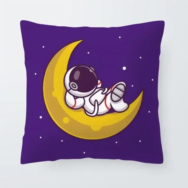 Söt astronautplysch som vilar på en gul måne på en lila kudde med stjärnor, perfekt för rymdtema dekoration eller för rymdälskare.