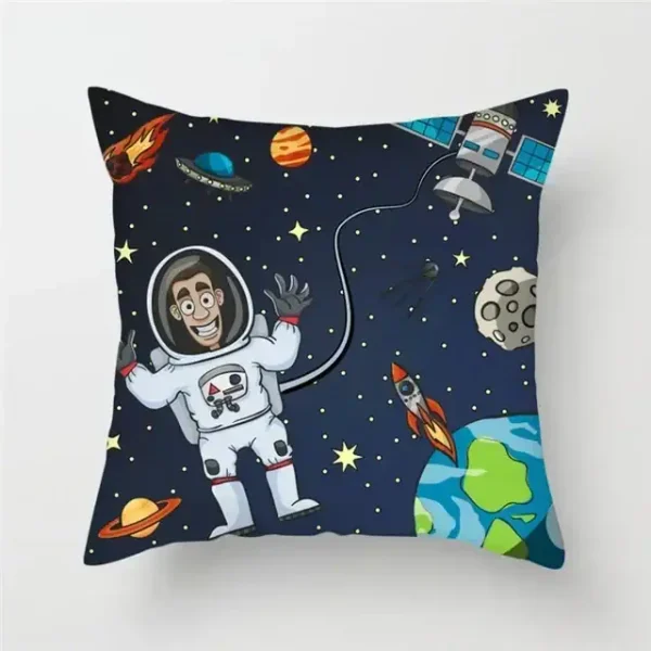Dekorativ kudde som illustrerar en astronaut i rymden omgiven av planeter, stjärnor, raketer och satelliter, perfekt för en tematisk vetenskaplig eller rymdinredning.