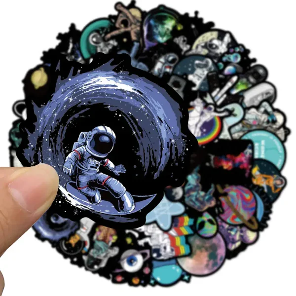 Hologram av en astronaut som svävar i rymden med en virvel i bakgrunden.