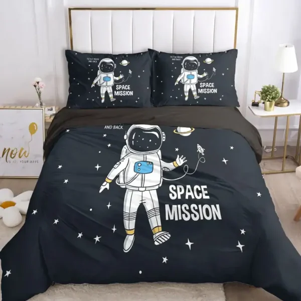 Sängklädesuppsättning med astronaut- och rymdmotiv, perfekta för ett barnrum.