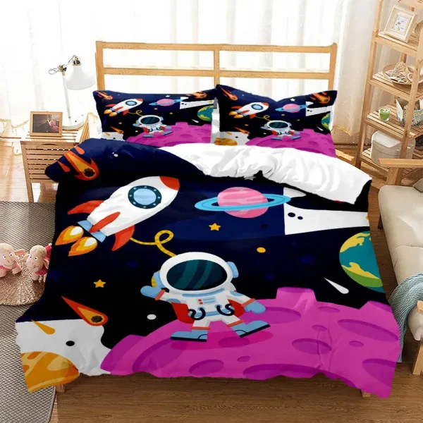 Duvetöverdrag och örngott med mönster av astronauter och planeter.