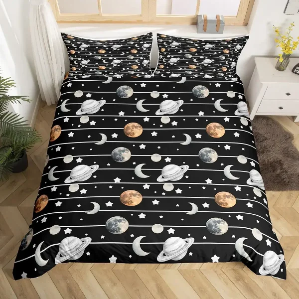 Sängfilt med mönster av planeter, månar och stjärnor i en svart och vit kosmisk design, perfekt för astronomi- och vetenskapsälskare.