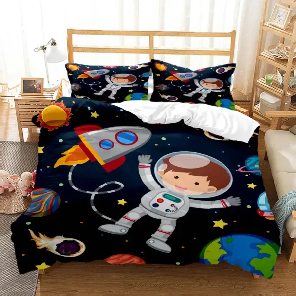 Sängkläder med mönster av astronauter, raketer och planeter, perfekt för rymd- och vetenskapsentusiaster, som ger en lekfull och lärorik touch till rummet.