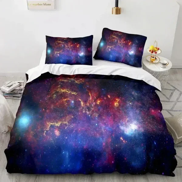 Sängkläder med galaxmönster.