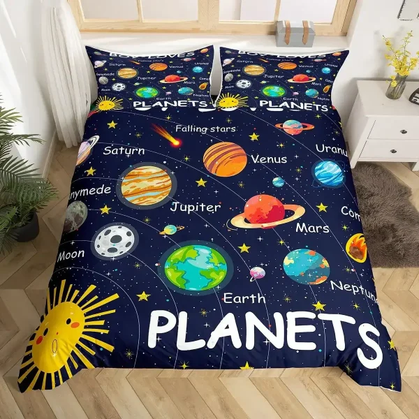 Dekorativ sänggavel med mönster av planeter, stjärnor och solen i en barnvänlig stil, perfekt för ett rymdtema.