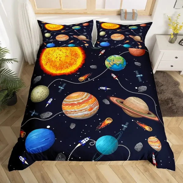 Sängset med mönster av planeter och himlakroppar i solsystemet, idealiskt för astronomi- och vetenskapsälskare.