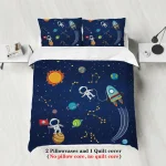 Sängmatta med rymdmönster och astronauter.