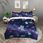 Sängkläder med kuddar och duvet med rymdtema, inklusive två kuddar och en duvet som illustrerar astronauter, planeter och stjärnor i en galaktisk inredning.