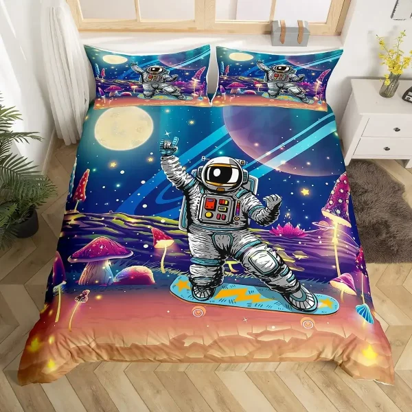 Sängkläder med astronautmotiv i rymden, inklusive duvetöverdrag och två örngott, perfekta för en barn- eller tonårsrum.