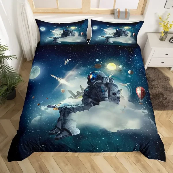 Sänghimmel med motiv av astronaut som svävar i rymden, omgiven av planeter, stjärnor och rymdskepp, som skapar en kosmisk och äventyrlig atmosfär i rummet.