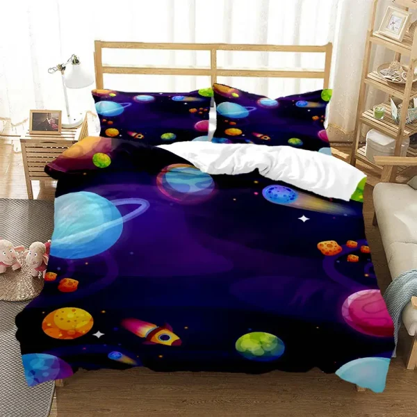 Sängkläder med rymdmönster, planeter, stjärnor och raketer för barnrum eller tonårsrum. Perfekt för astronomi- och vetenskapsälskare, som ger en lekfull och lärorik touch.