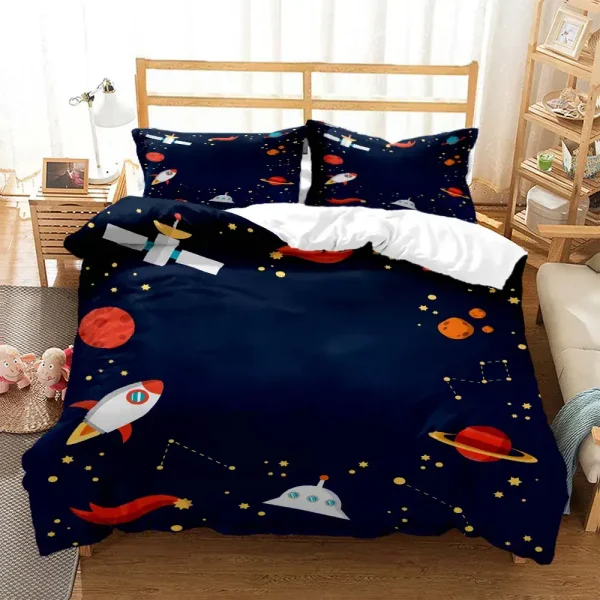 Sängset med rymdmönster, raketer, planeter och stjärnor, idealiskt för att dekorera ett barnrum som är passionerat för astronomi.