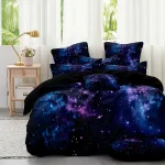 Sängkläder med galaxmönster och matchande kuddar, idealiska för en universum-inspirerad inredning.