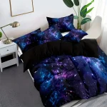 Duvetöverdrag och örngott med galaxmönster, kosmisk dekoration för ett modernt rum.