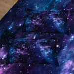 Dekorativa kuddar med mönster av kosmisk galax, perfekta för en universum-inspirerad inredning.