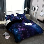 Sängkläder med mönster av stjärngalaxer, idealiska för en modern och kosmisk inredning.