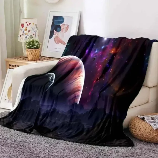 Väggtäckning som föreställer en färgglad galax, perfekt för inredning, vilket ger en kosmisk och mystisk touch till ditt vardagsrum eller sovrum.