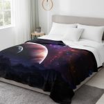Sängkläder med planet- och galaxmönster, perfekt för en inredning av sovrum inspirerad av rymden.