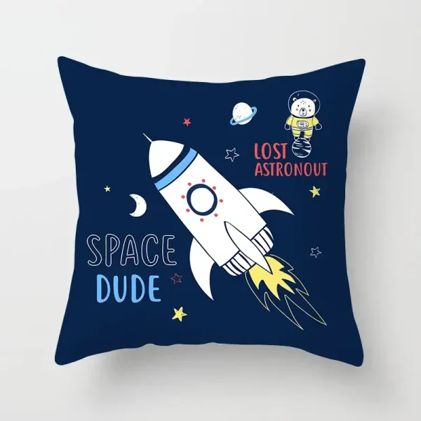 Dekorativ kudde med mönster av raket, astronaut och stjärnor, perfekt för en tematisk rymdinredning för barn.
