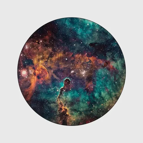 Bild av en kosmisk nebulosa med ett miniatyr rymdskepp i centrum, som illustrerar fascinationen för rymden och vetenskap.