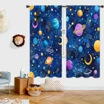 Fönsterklädsel med mönster av planeter och stjärnor för dekoration av barnrum, som ger en kosmisk och lärorik touch till lekrummet eller viloplatsen.